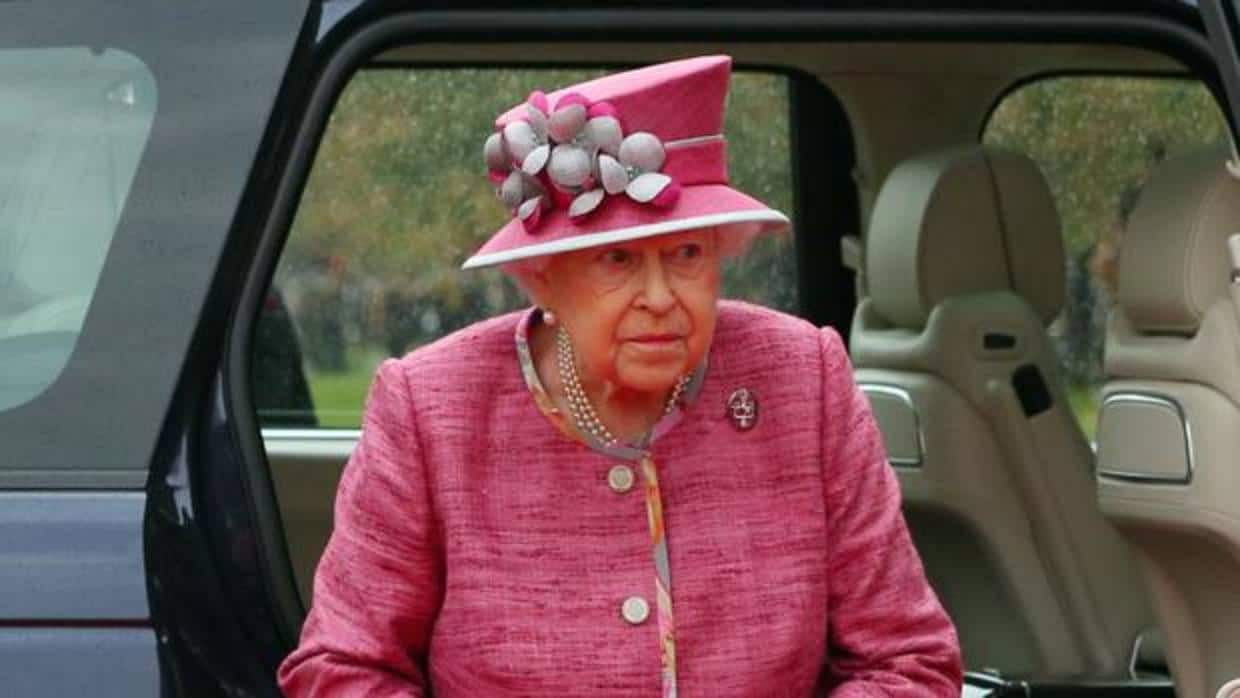 La Reina Isabel II solo lleva dinero en efectivo los domingos