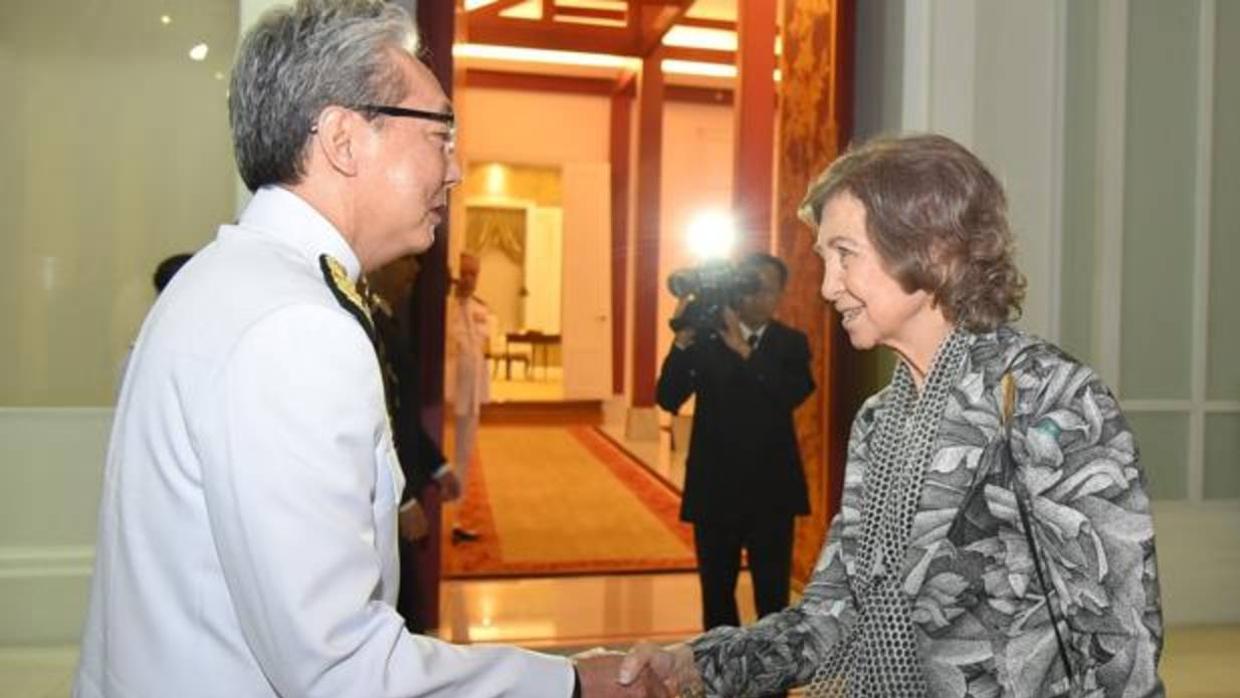 La Reina Sofía es recibida por el viceprimer ministro tailandés, Somkid Jatusripitak , a su llegada al aeropuerto internacional Suvarnabhumi de Bangkok