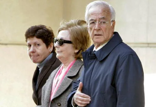 María Estela de Perón a la salida de la Audiencia Nacional