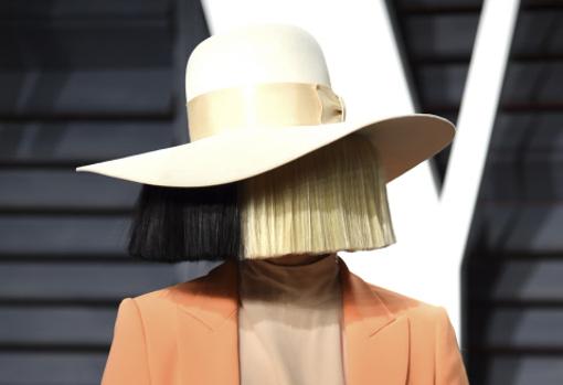 Sia comparte una foto desnuda de sí misma para evitar que se haga negocio con ellas