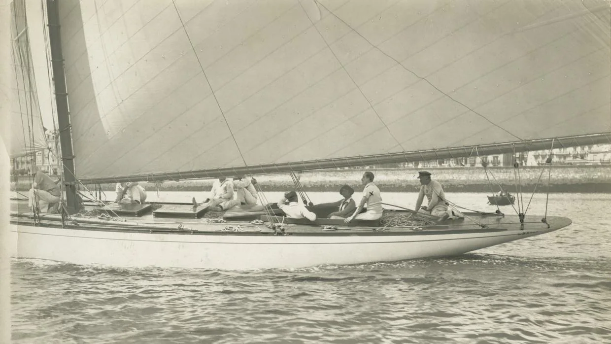 El Rey Alfonso XIII (con una x en el brazo), junto a la Reina, a bordo del «Tonino», el balandro favorito de la Familia Real. Santander, verano 1914