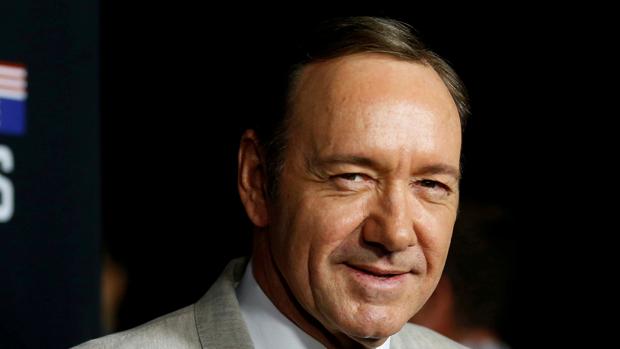 Yoga y paseos matutinos, así es una parte del tratamiento en rehabilitación de Kevin Spacey