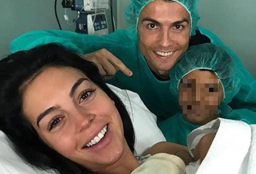 Imagen de la familia feliz tras dar a luz a Alana Martina