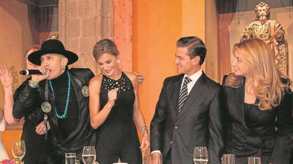 La Reina durante su baile con el rapero Taboo, junto a Enrique Peña Nieto y Angelica Rivera