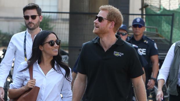 Meghan Markle llega a Londres entre fuertes rumores de compromiso