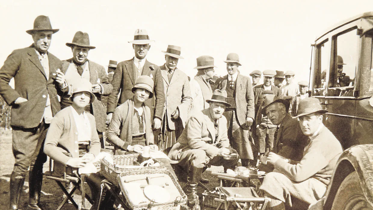 En la Alameda, en febrero de 1928, en el «taco» entre ojeos. Primero por la izquierda, el marqués de Alventos; cuarto por la izquierda, el duque de Tarifa; sentados, el conde de Ribadavia, Luis Parladé Heredia y el Infante Don Alfonso
