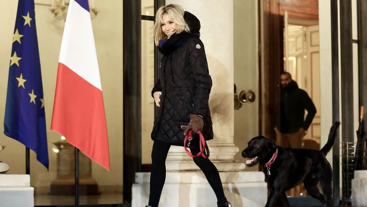 Brigitte Macron con su perro Nemo