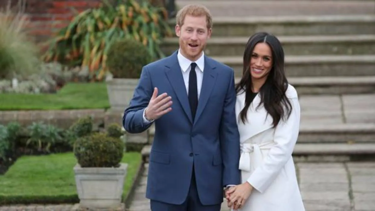 El Príncipe Harry y Meghan Markle anunciaron su boda este lunes, en los jardines del palacio de Kensington