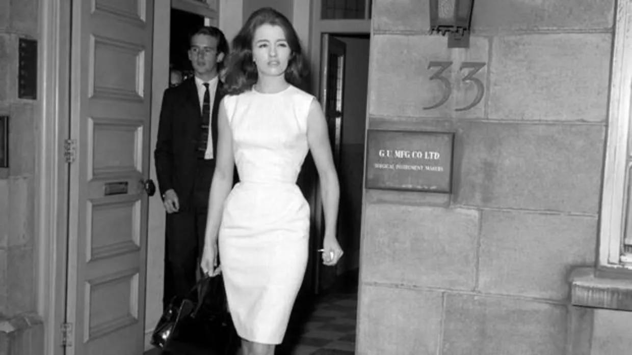 Christine Keeler, a la salida de su casa de Londres en 1963