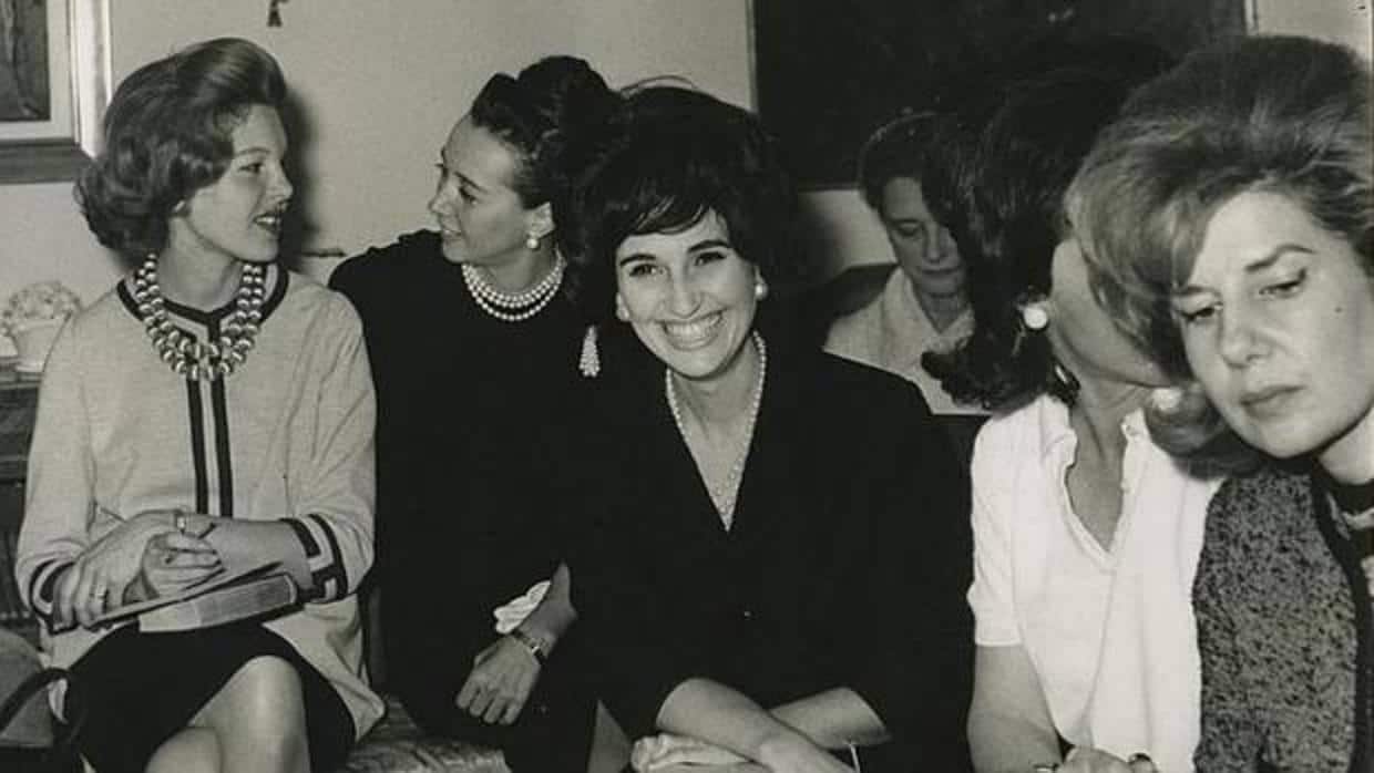 Beatriz Lodge de Oyarzábal, la condesa viuda de Romanones, la señora de Cañedo y la duquesa de Alba, en 1962