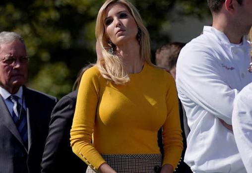 Ivanka Trump con jersey y falda de Zara