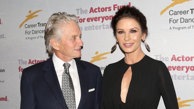 Catherine Zeta-Jones y Michael Douglas se estrenan como abuelos