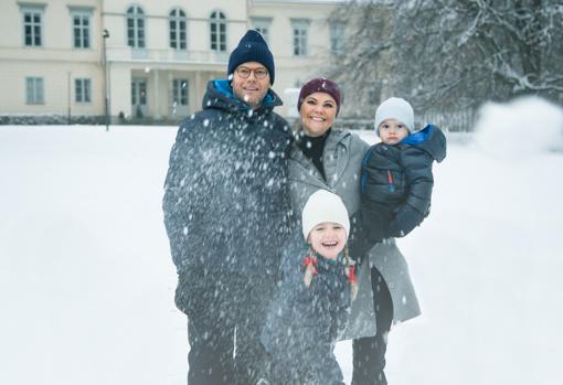 Victoria de Suecia con su marido y sus dos hijos