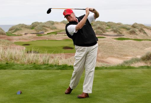 Trump jugando al golf en Escocia, en 2011