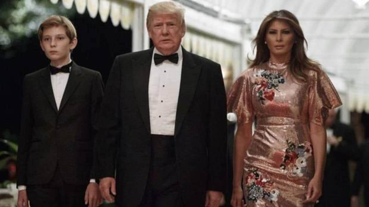 Donald Trump junto con su esposa Melania Trump y su hijo Barron