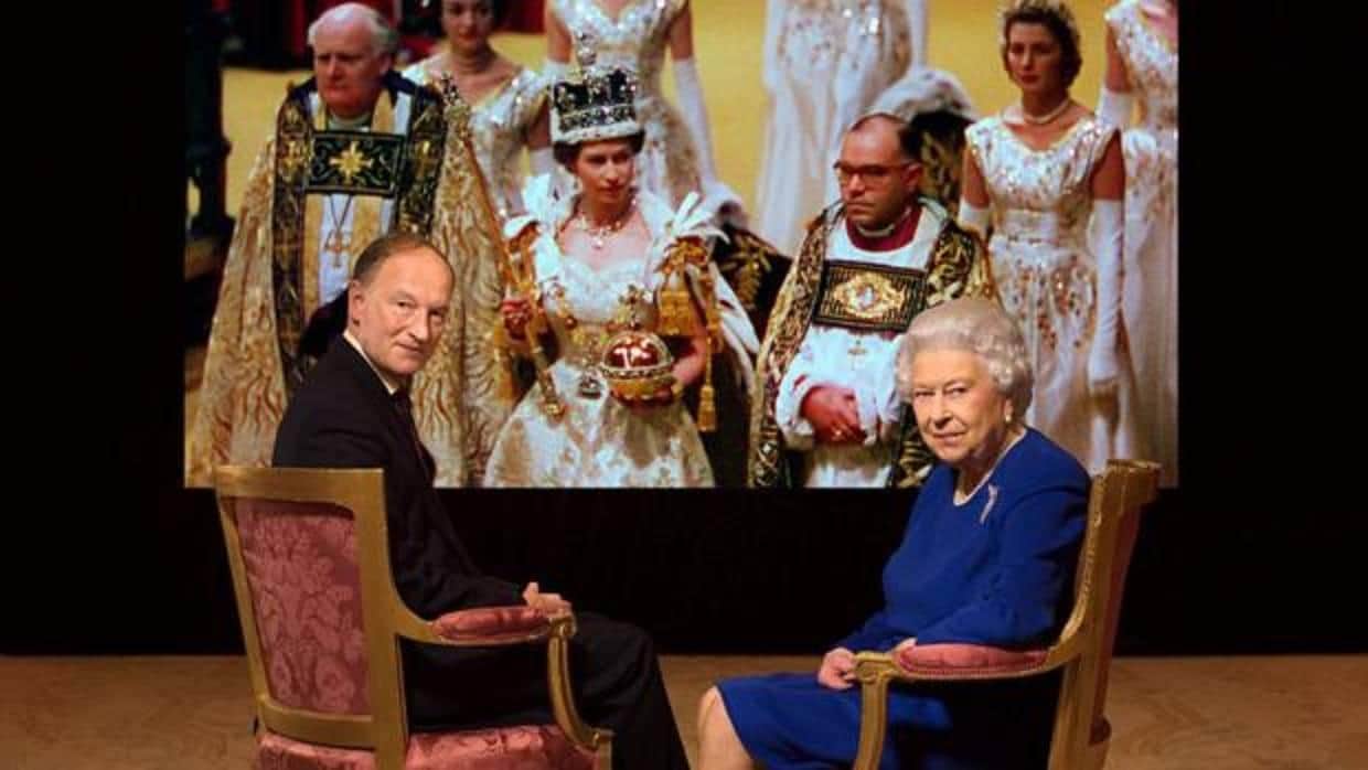 La Reina Isabel II y el historiador Alastair Bruce en una escena del documental «The Coronation»