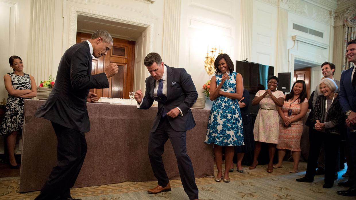 Obama baila con jeremy Bernard, uno de los autores del libro