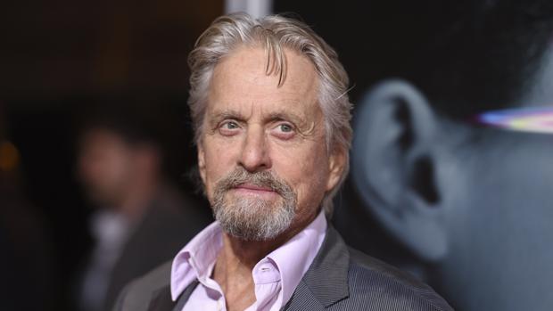 Michael Douglas niega haberse masturbado delante de una escritora