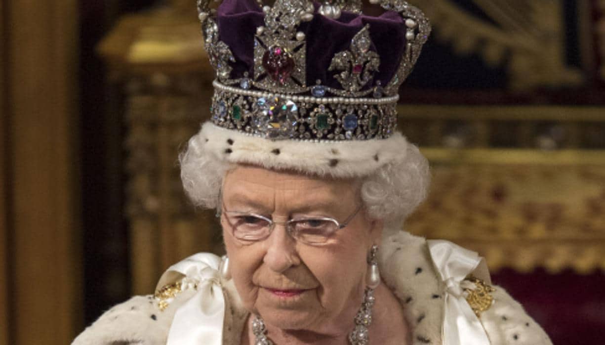 Isabel II luce la Corona del Estado Imperial