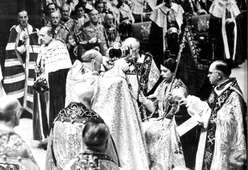 Momento en la que el arzobispo eleva la corona de San Eduardo para postrarla sobre la cabeza de Isabel II