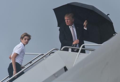 El criticado gesto bajo la lluvia de Donald Trump con su familia