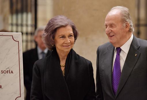 Don Juan Carlos y Doña Sofía «iluminan» su regreso a Roma