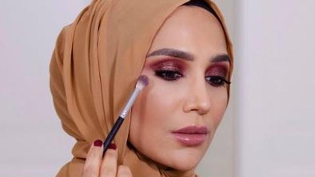 La primera modelo en lucir hijab en L'Oreal dimite tras la publicación de unos tuits polémicos contra Israel