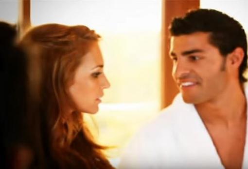 Paula Echevarría y Miguel Torres en el videoclip de «A contracorriente»