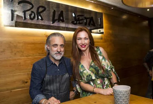 Sergi Arola y Silvia Fominaya en el restaurante de ésta en La Coruña, Por la Jeta