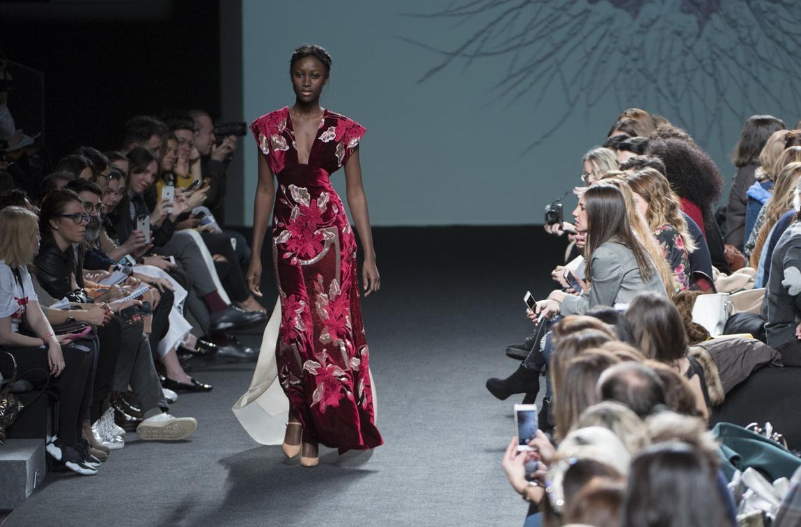 Bordados sobre terciopelo a todo color. 