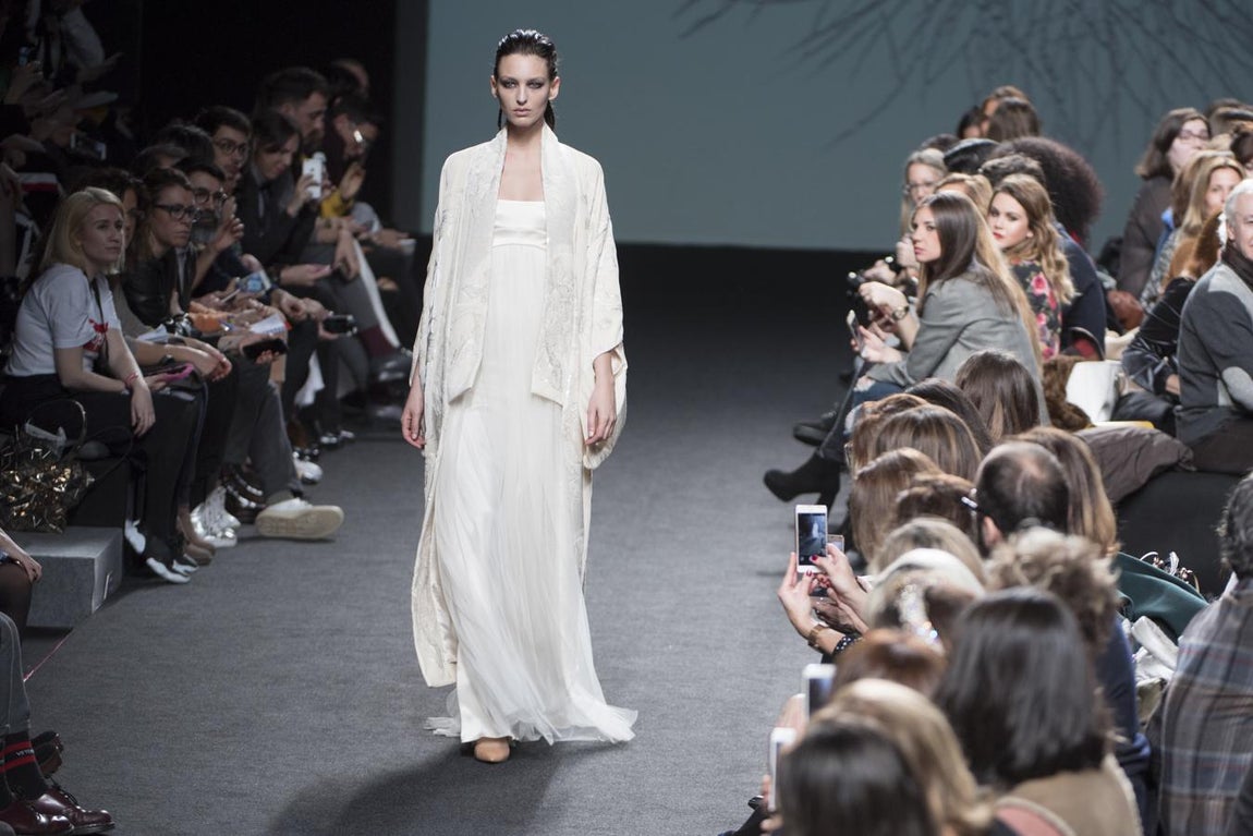 Un delicado vestido fluido de inspiración oriental. 