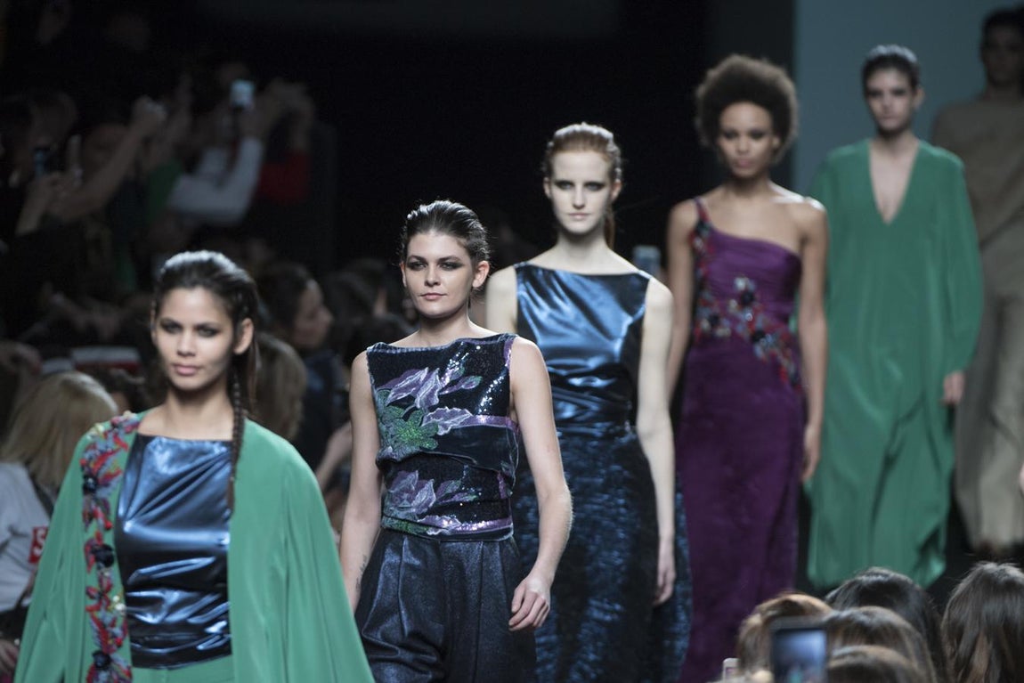 Un momento del desfile, La colección está inspirada en el artista Tadanori Yamaguchi. 
