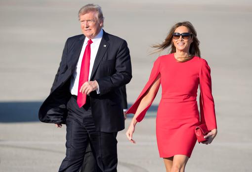 El matrimonio Trump pasea por una de las playas de Florida, próxima a su residencia en Mar-a-Lago