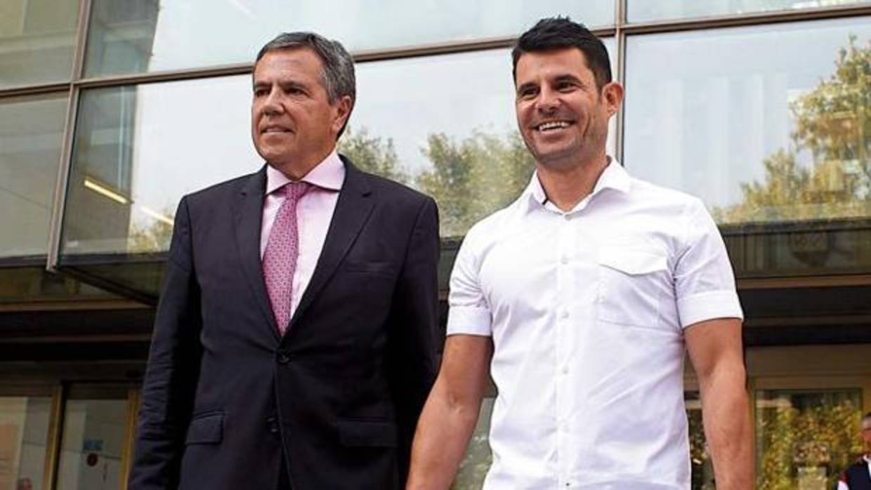 Imagen de Javier Santos con su abogado tomada este lunes en Valencia