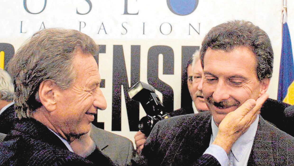 Franco Macri, a la izquierda, saluda a su hijo Mauricio en Buenos Aires, en una imagen de 2003