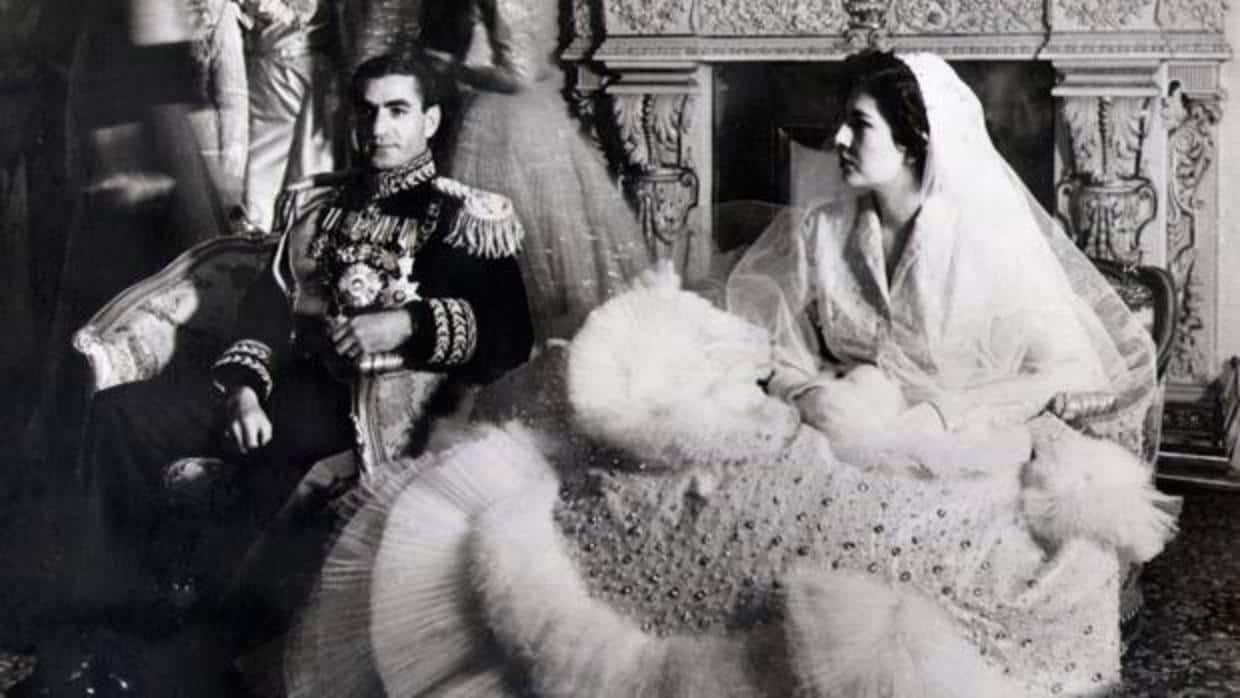 El sha de Persia junto a la Emperatriz Soraya el día de su boda