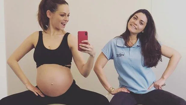 Eva González muestra su barriga de embarazada durante una clase de Pilates
