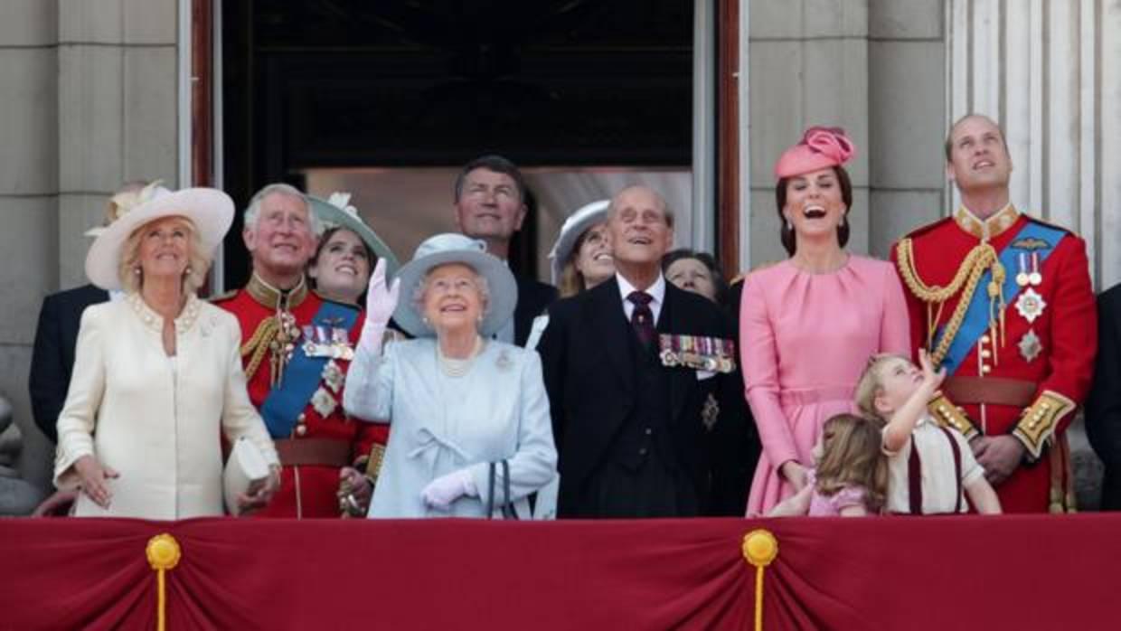 La Reina Isabel II junto a sus hijos y nietos