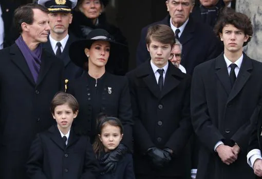 El príncipe Nicolás junto a su padre, su segunda esposa y sus hermanos