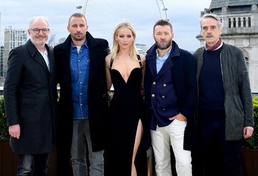 Jennifer Lawrence junto a Francis Lawrence y sus coprotagonistas Matthias Schoenaerts, Joel Edgerton y Jeremy Irons