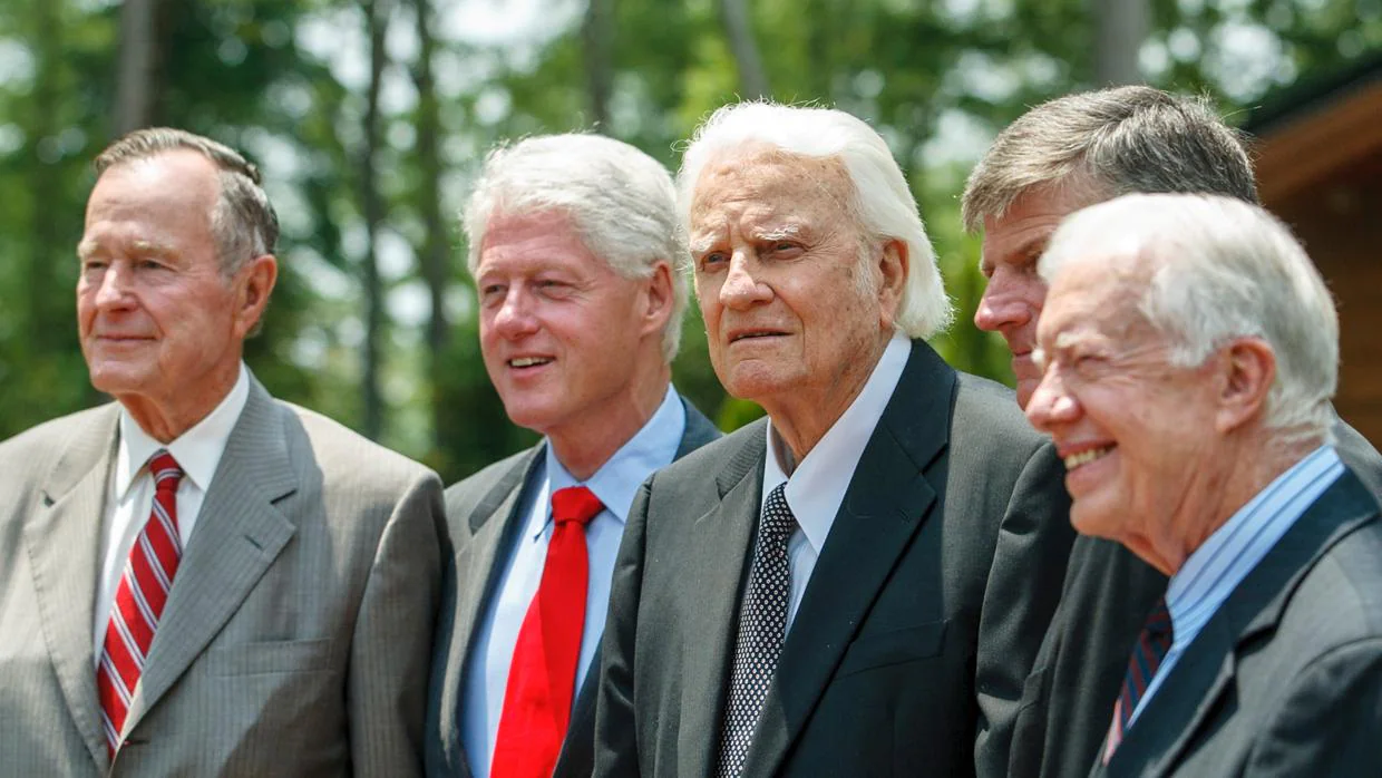George H.W. Bush, Bill Clinton y Jimmy Carter, con el reverendo Billy Graham y su hijo Franklin Graham