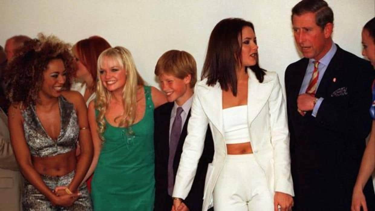 El príncipe Harry y Carlos de Inglaterra posan con las Spice Girls en 1997