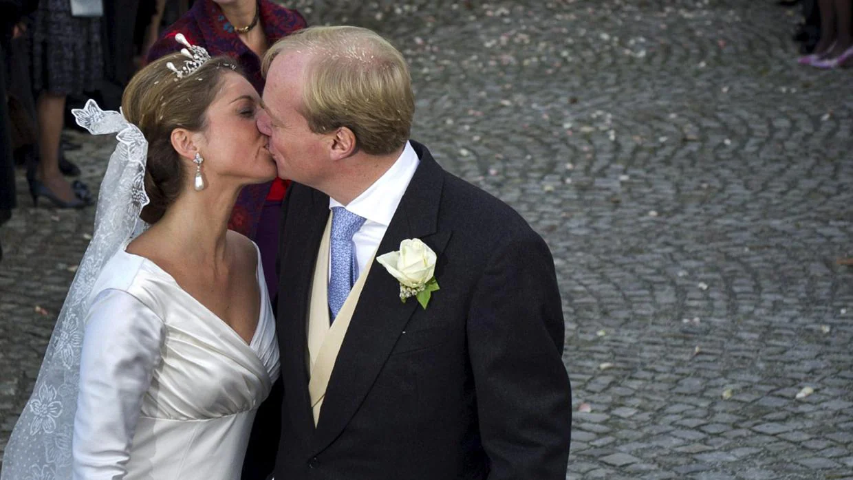 La periodista holandesa Annemarie Gualtherie Van Weezel, y Don Carlos Javier de Borbón se besan tras contraer matrimonio en 2010