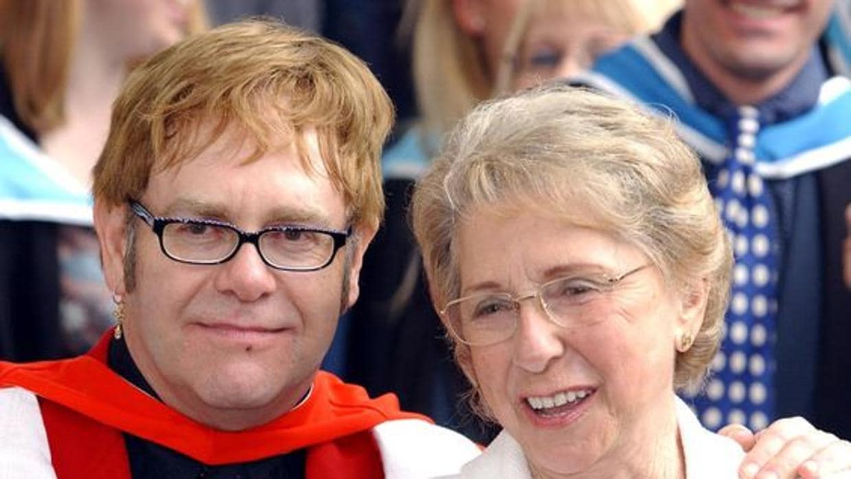 Elton John junto a su madre Sheila Farebrother