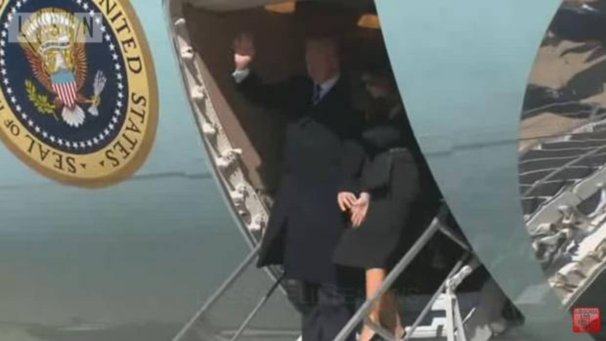 Melania Trump vuelve a negarle la mano a su marido