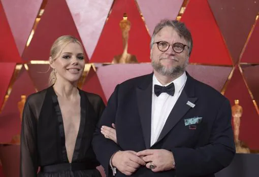 Guillermo del Toro y Kim Morgan, durante la alfombra roja de los Oscar