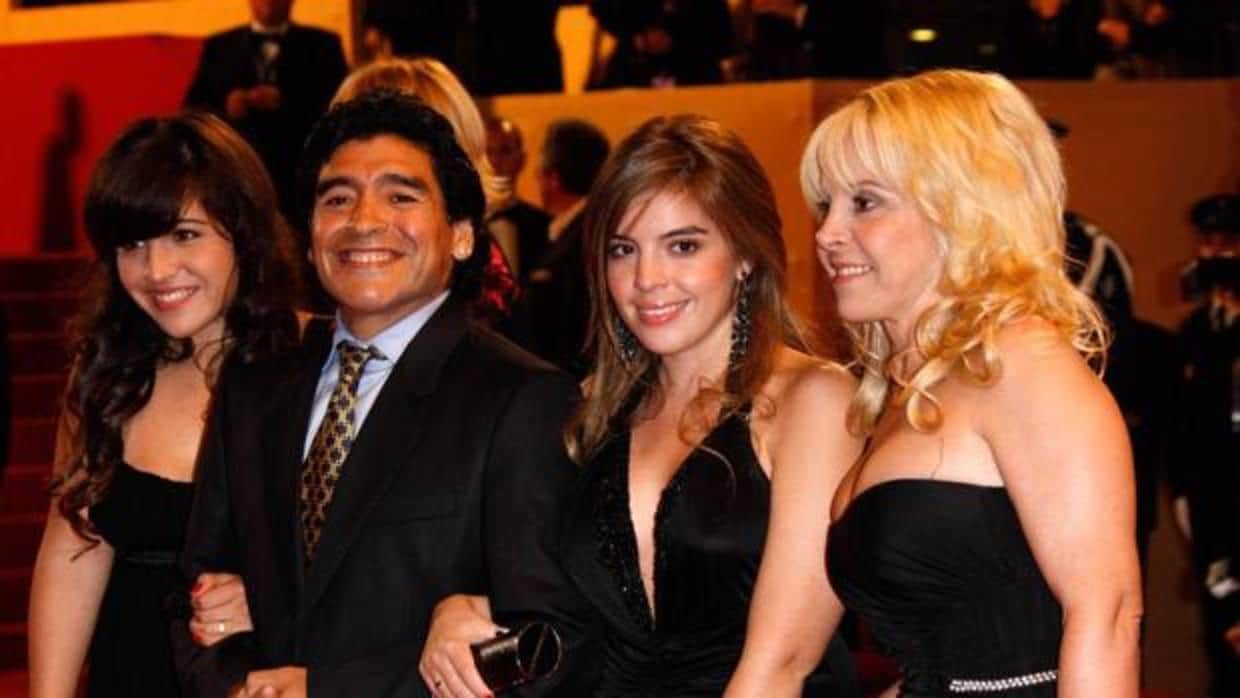 Diego Maradona junto a su exmujer Claudia Villafane y sus hijas Dalma Nerea y Giannina Dinorah