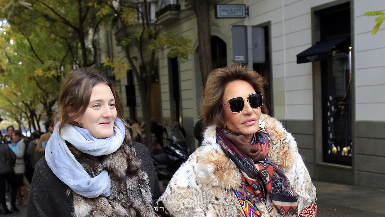 Victoria de Hohenlohe pasea con su tía Naty Abascal por las calles de Madrid