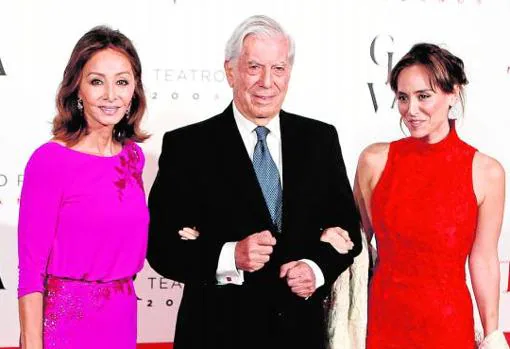 El escritor Mario Vargas Llosa, Isabel Preysler y su hija, Tamara Falcó