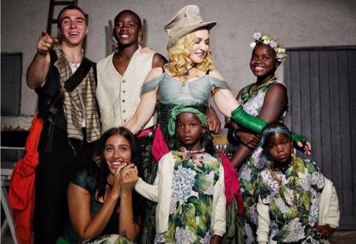 Madonna con sus seis hijos